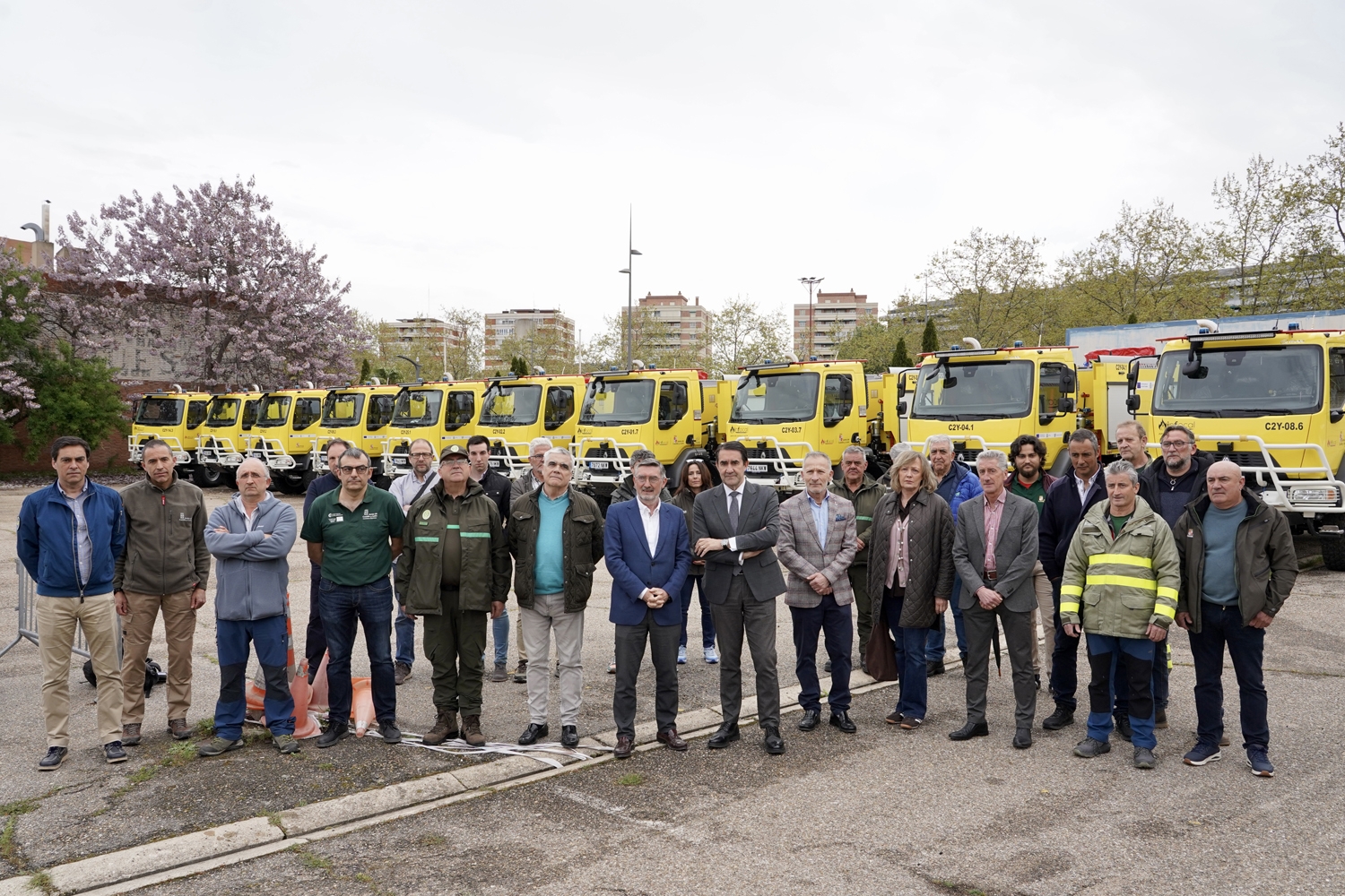 Miriam Chacón / ICAL . El consejero de Medio Ambiente, Vivienda y Ordenación del Territorio, Juan Carlos Suárez-Quiñones, entrega 12 vehículos autobombas (5)