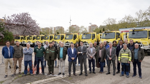 Miriam Chacón / ICAL . El consejero de Medio Ambiente, Vivienda y Ordenación del Territorio, Juan Carlos Suárez-Quiñones, entrega 12 vehículos autobombas (5) Miriam Chacón / ICAL . El consejero de Medio Ambiente, Vivienda y Ordenación del Territorio, Juan Carlos Suárez-Quiñones, entrega 12 vehículos autobombas (5)