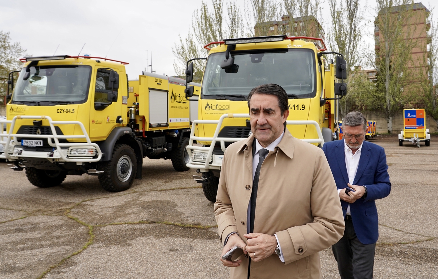 Miriam Chacón / ICAL . El consejero de Medio Ambiente, Vivienda y Ordenación del Territorio, Juan Carlos Suárez-Quiñones, entrega 12 vehículos autobombas (6)