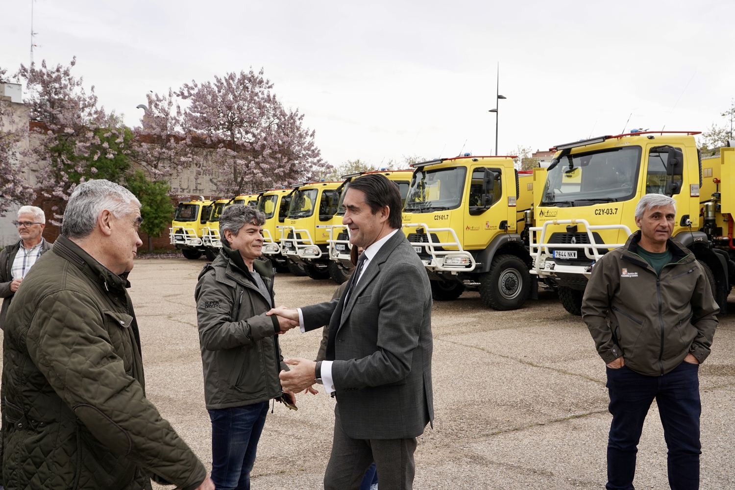 Miriam Chacón / ICAL . El consejero de Medio Ambiente, Vivienda y Ordenación del Territorio, Juan Carlos Suárez-Quiñones, entrega 12 vehículos autobombas (7)