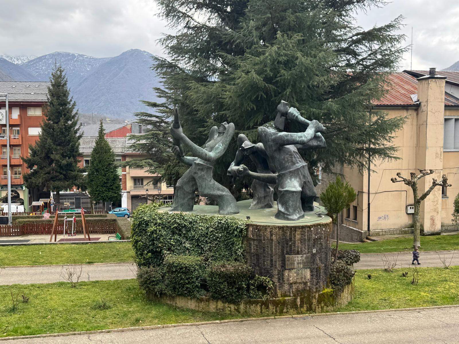 Escultura en Villablino en honor a la historia minera de la localidad