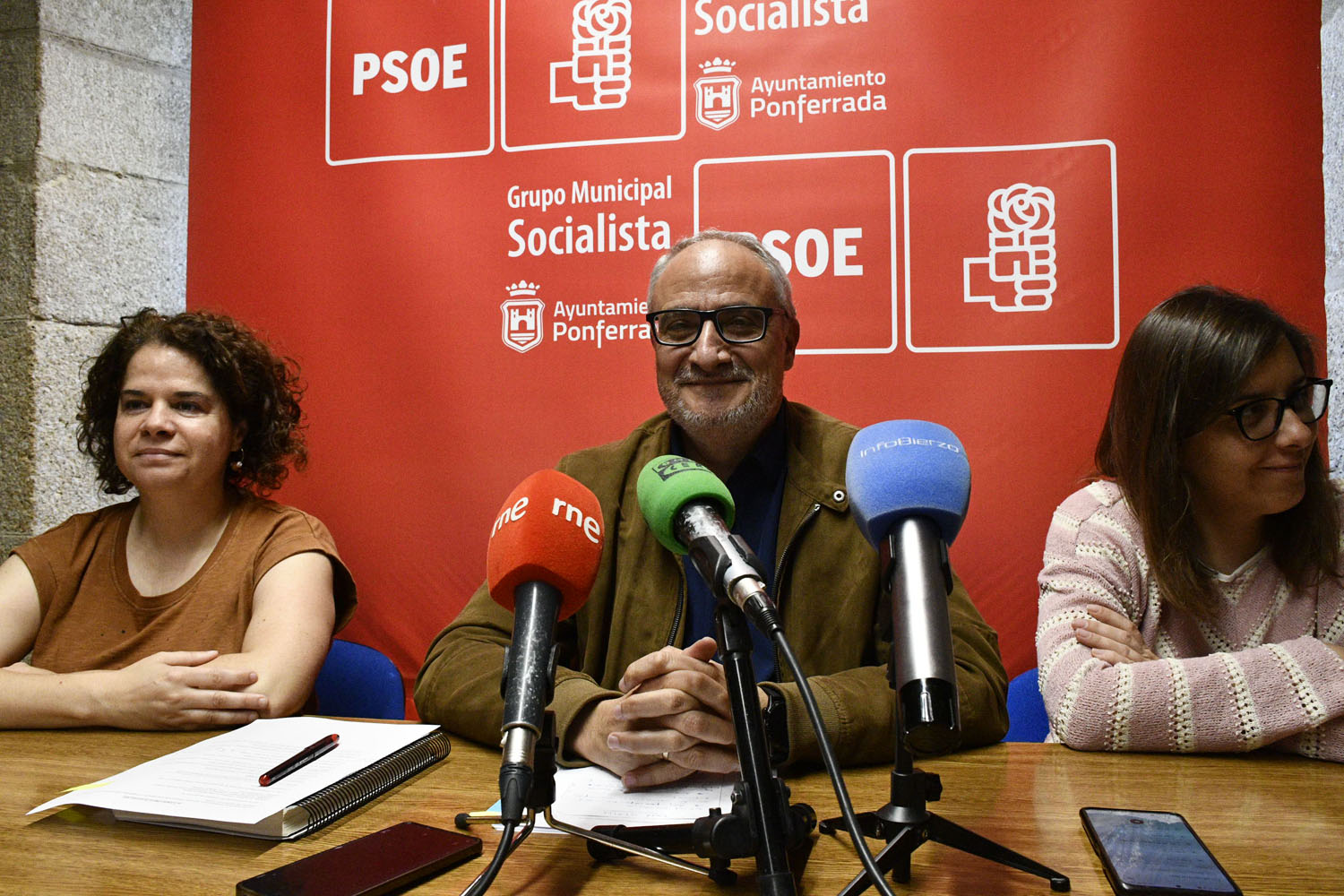 Las concejalas del PSOE, Judit Lama (I) y Silvia Blanco (D) y el portavoz socialista en el Ayuntamiento de Ponferrada, Olegario Ramón | Foto: Dani Merino, InfoBierzo