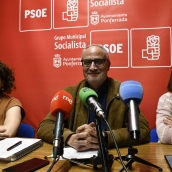 Las concejalas del PSOE, Judit Lama (I) y Silvia Blanco (D) y el portavoz socialista en el Ayuntamiento de Ponferrada, Olegario Ramón | Foto: Dani Merino, InfoBierzo