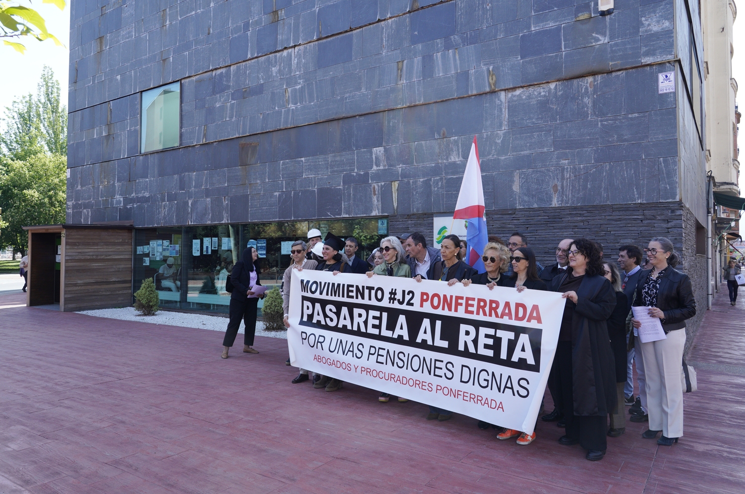 César Sánchez / ICAL. Abogados y procuradores de Ponferrada se concentran ante la sede del Instituto Nacional de la Seguridad Social, para reclamar el desbloqueo de la Proposición no de Ley para la pasarela al Régimen Especial de Trabajadores Autónomos, Reta