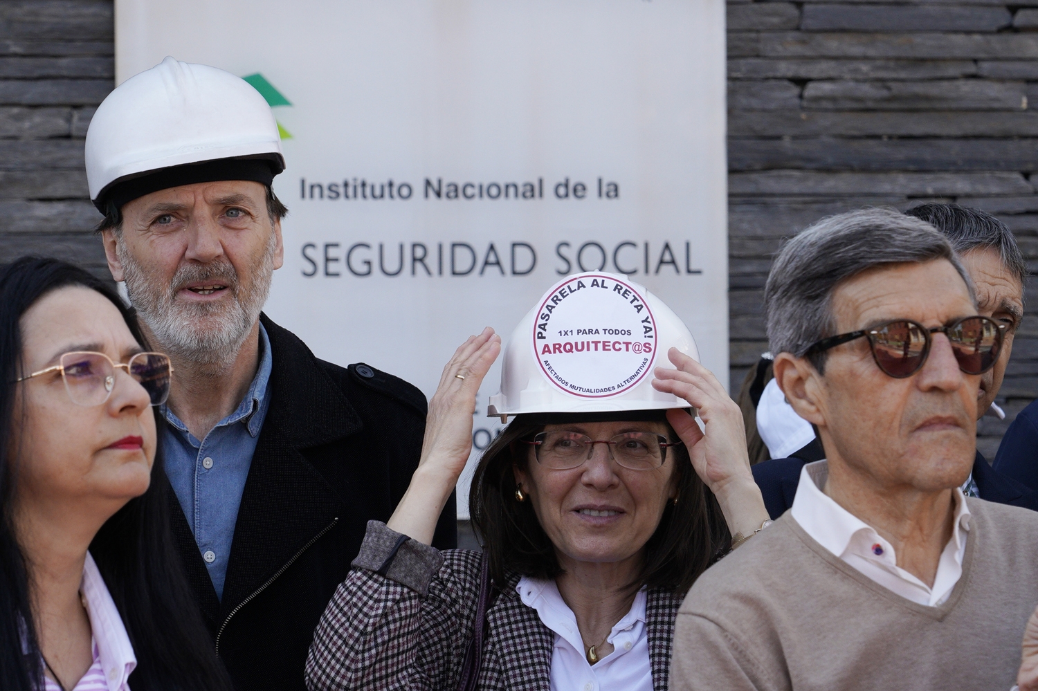 César Sánchez / ICAL. Abogados y procuradores de Ponferrada se concentran ante la sede del Instituto Nacional de la Seguridad Social, para reclamar el desbloqueo de la Proposición no de Ley para la pasarela al Régimen Especial de Trabajadores Autónomos, Reta