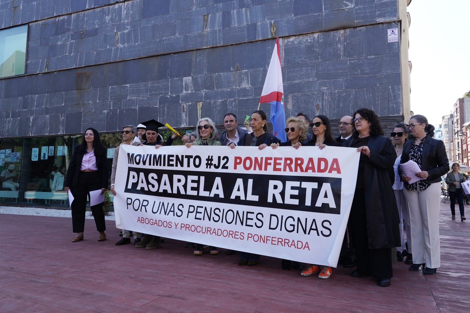 César Sánchez / ICAL. Abogados y procuradores de Ponferrada se concentran ante la sede del Instituto Nacional de la Seguridad Social, para reclamar el desbloqueo de la Proposición no de Ley para la pasarela al Régimen Especial de Trabajadores Autónomos, Reta