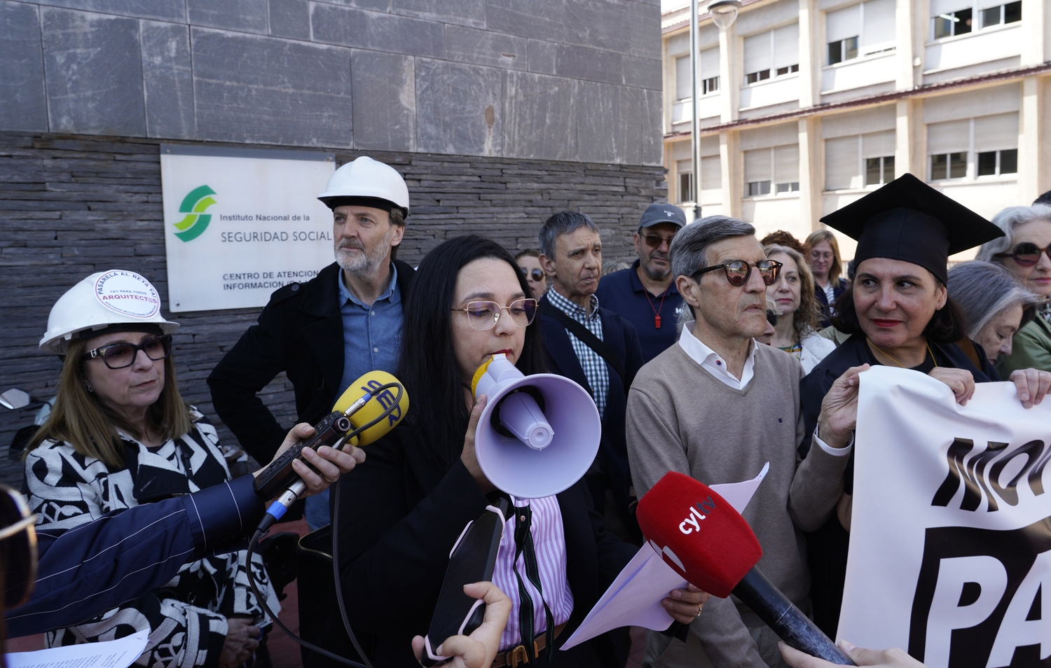César Sánchez / ICAL. Abogados y procuradores de Ponferrada se concentran ante la sede del Instituto Nacional de la Seguridad Social, para reclamar el desbloqueo de la Proposición no de Ley para la pasarela al Régimen Especial de Trabajadores Autónomos, Reta