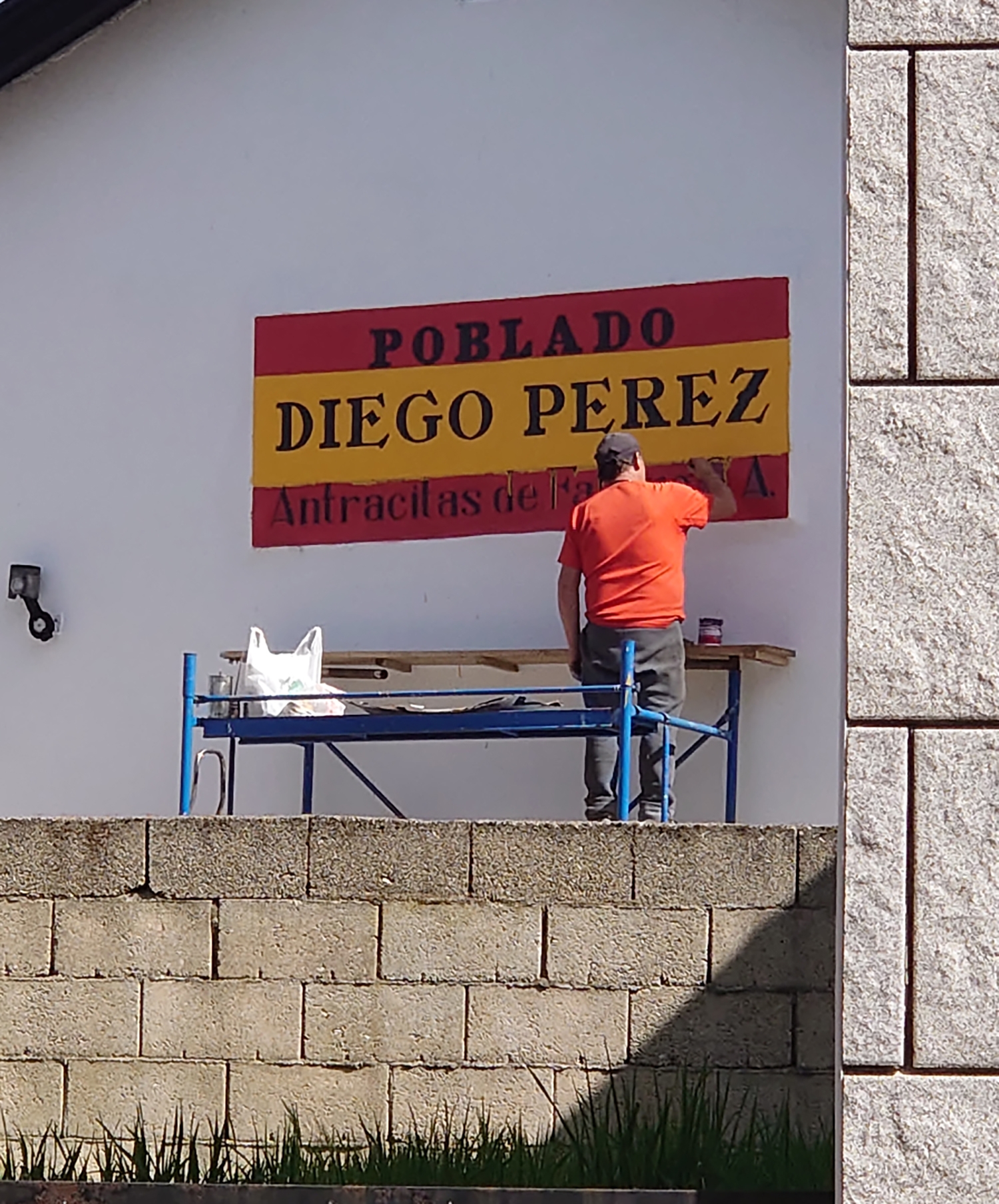 Pintada sobre la placa de mármol de Fabero