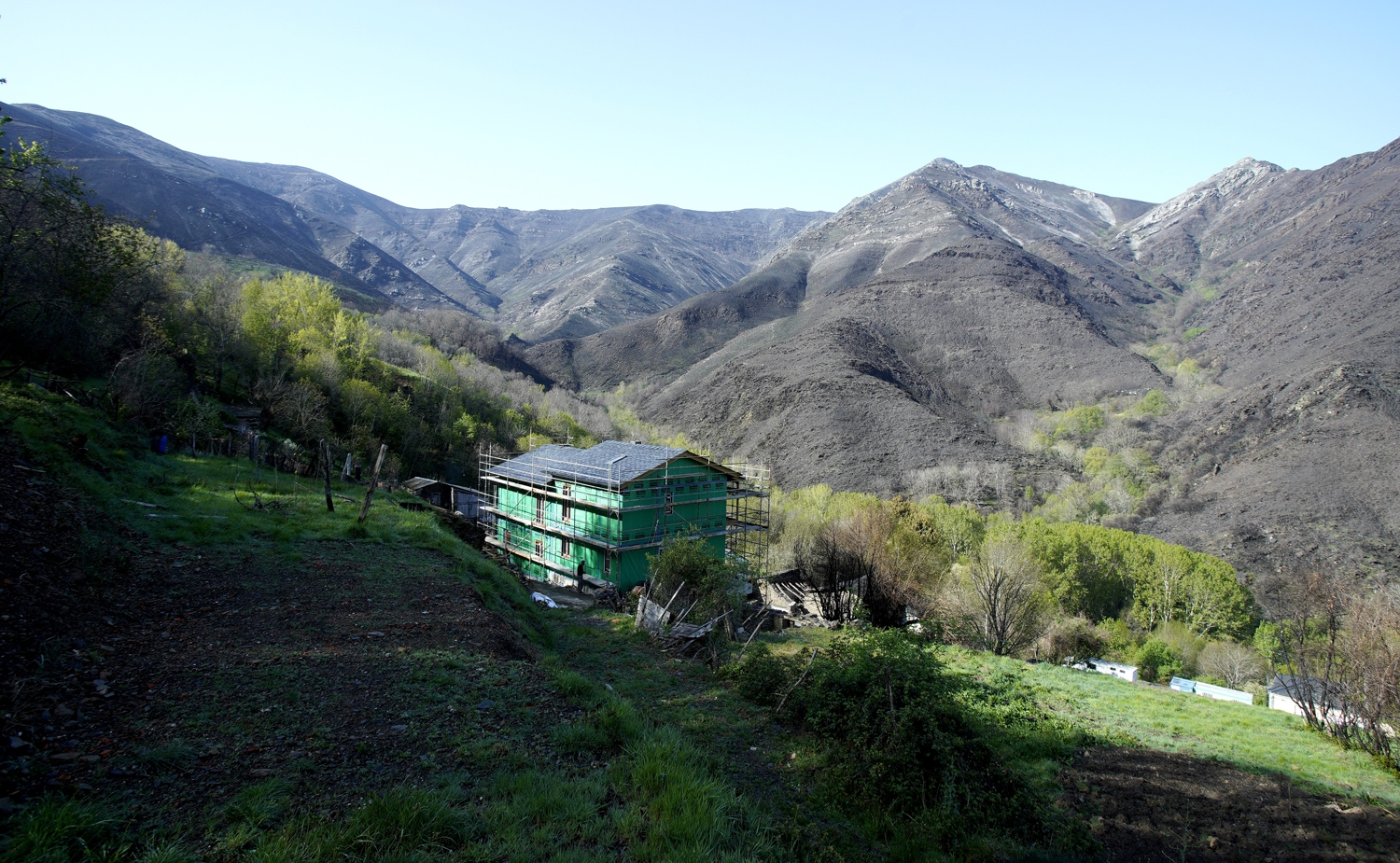 César Sánchez / ICAL. Reconstrucción del pueblo de Lusio, afectado por los incendios de agosto del año 2025 (2)