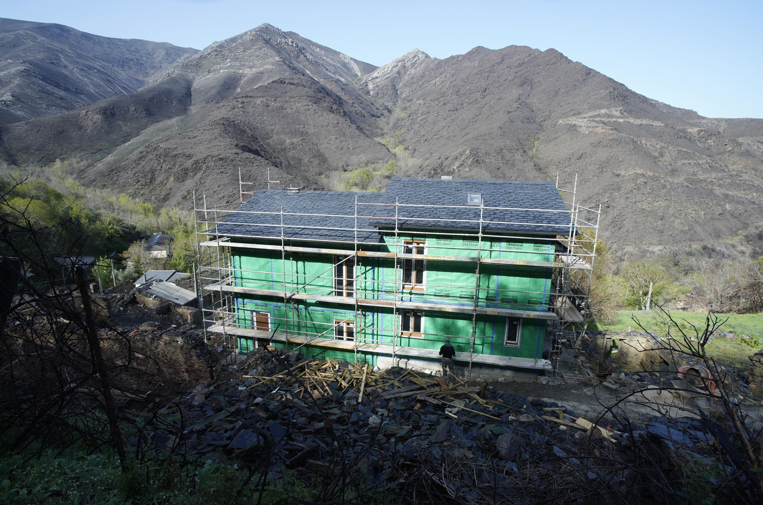 César Sánchez / ICAL. Reconstrucción del pueblo de Lusio, afectado por los incendios de agosto del año 2025 (3)