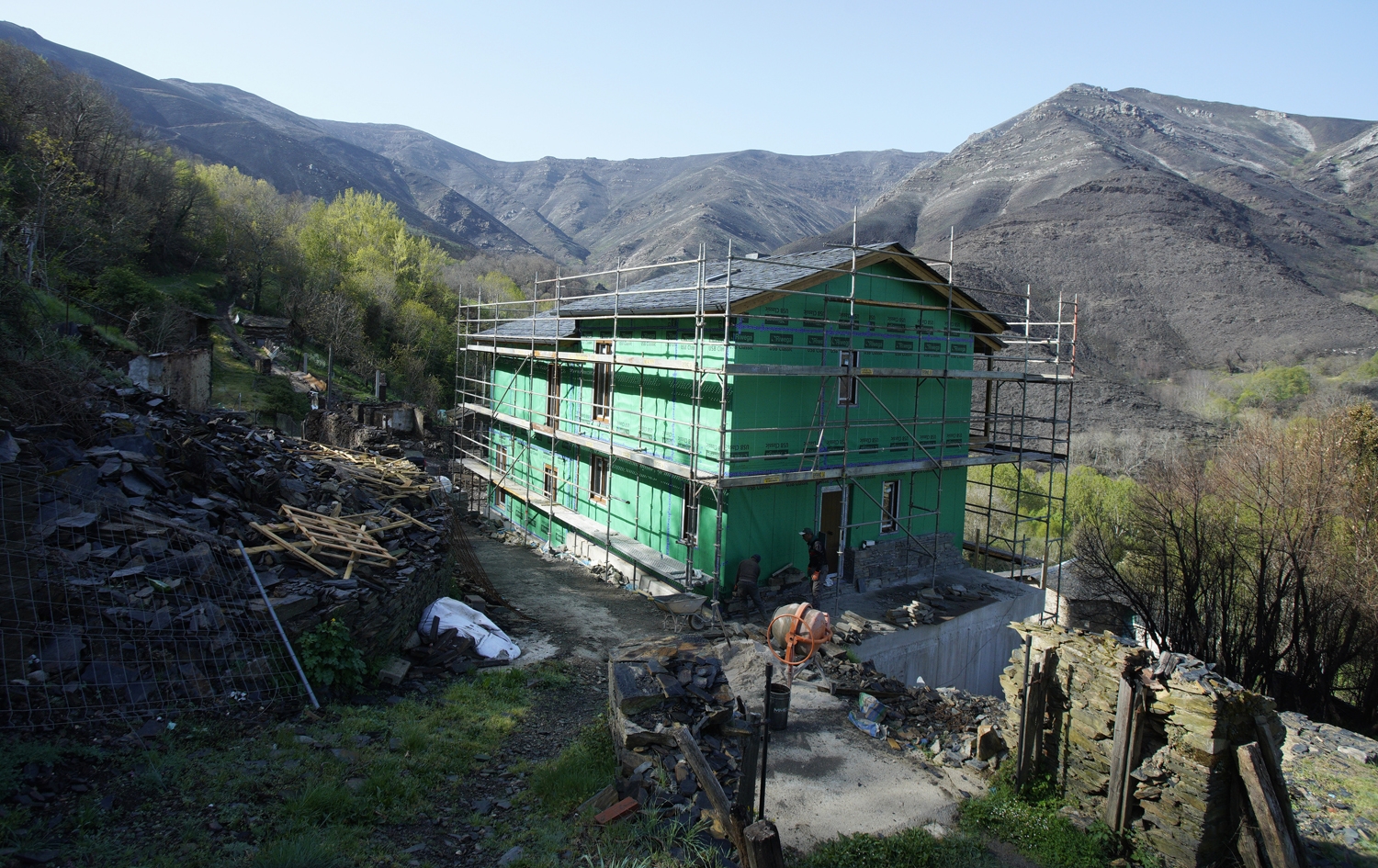 César Sánchez / ICAL. Reconstrucción del pueblo de Lusio, afectado por los incendios de agosto del año 2025 
