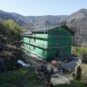 César Sánchez / ICAL. Reconstrucción del pueblo de Lusio, afectado por los incendios de agosto del año 2025 
