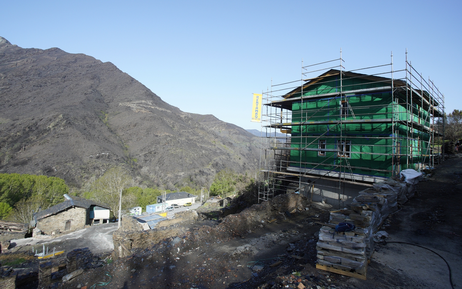 César Sánchez / ICAL. Reconstrucción del pueblo de Lusio, afectado por los incendios de agosto del año 2025 (6)