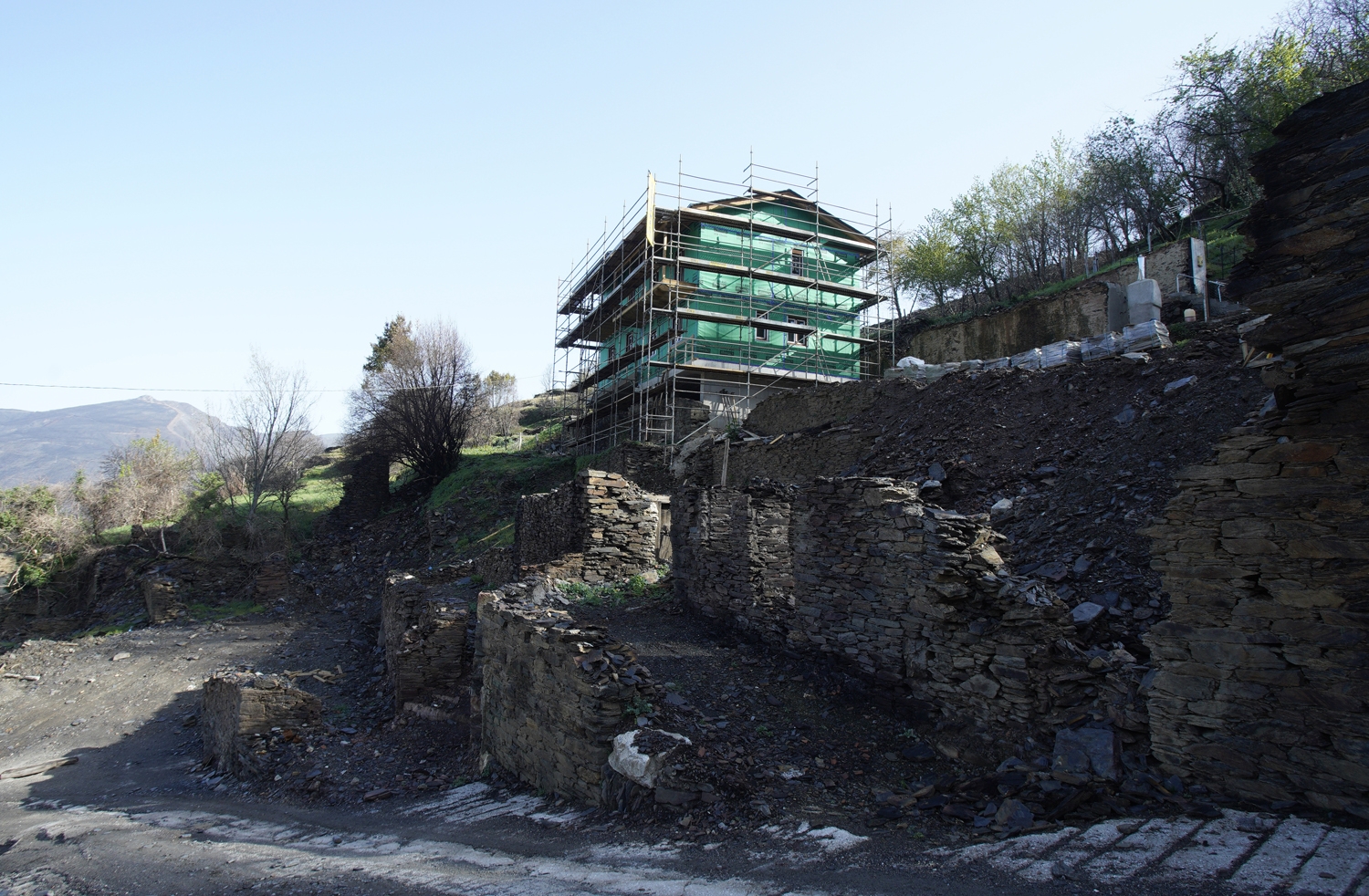 César Sánchez / ICAL. Reconstrucción del pueblo de Lusio, afectado por los incendios de agosto del año 2025 (7)