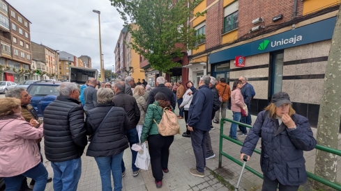 Vecinos protestan frente a la sucursal de Unicaja en Flores del Sil