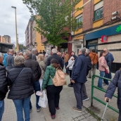 Vecinos protestan frente a la sucursal de Unicaja en Flores del Sil