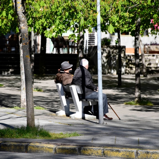 Ancianos en un banco de Ponferrada Ancianos en un banco de Ponferrada