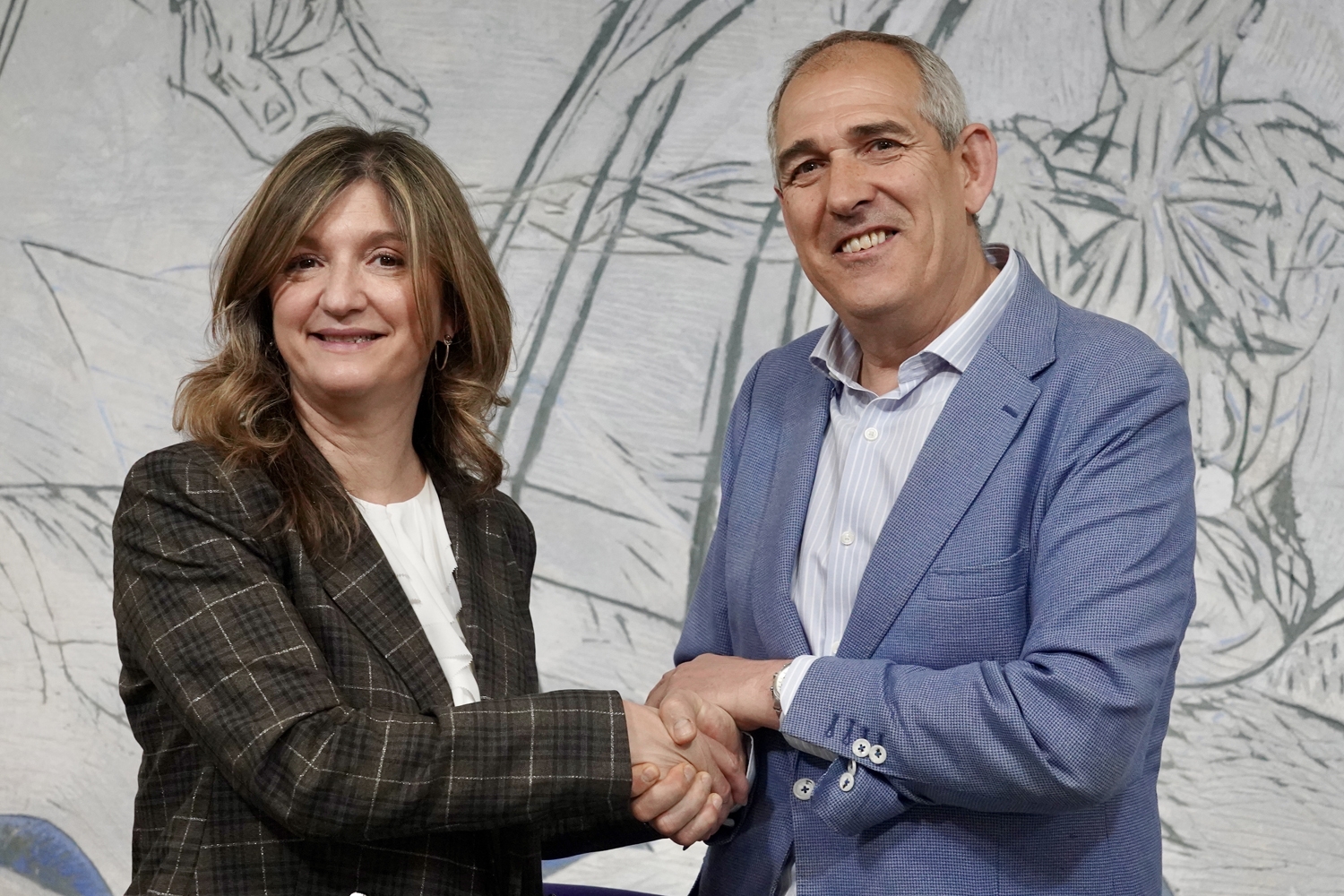 Carlos S. Campillo / ICAL. El presidente de Servicios Funerarios de León Serfunle, Vicente Canuria, y la rectora de la Universidad de León, Nuria González, firman un convenio de colaboración (1)