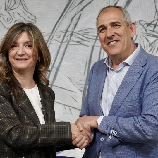 Carlos S. Campillo / ICAL. El presidente de Servicios Funerarios de León Serfunle, Vicente Canuria, y la rectora de la Universidad de León, Nuria González, firman un convenio de colaboración (1)