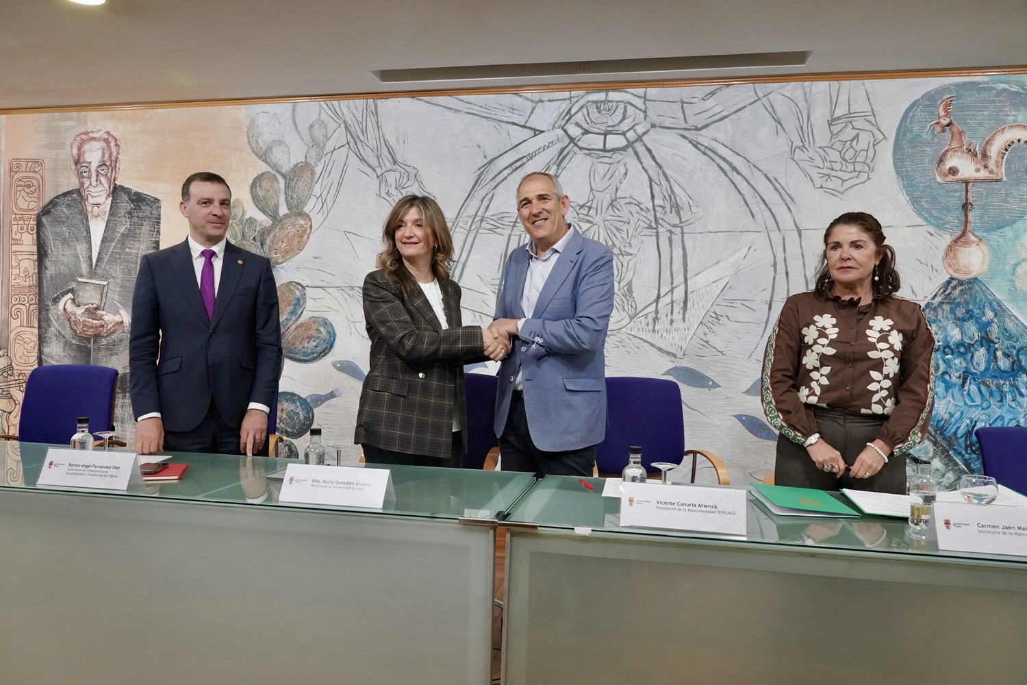Carlos S. Campillo / ICAL. El presidente de Servicios Funerarios de León Serfunle, Vicente Canuria, y la rectora de la Universidad de León, Nuria González, firman un convenio de colaboración (2)