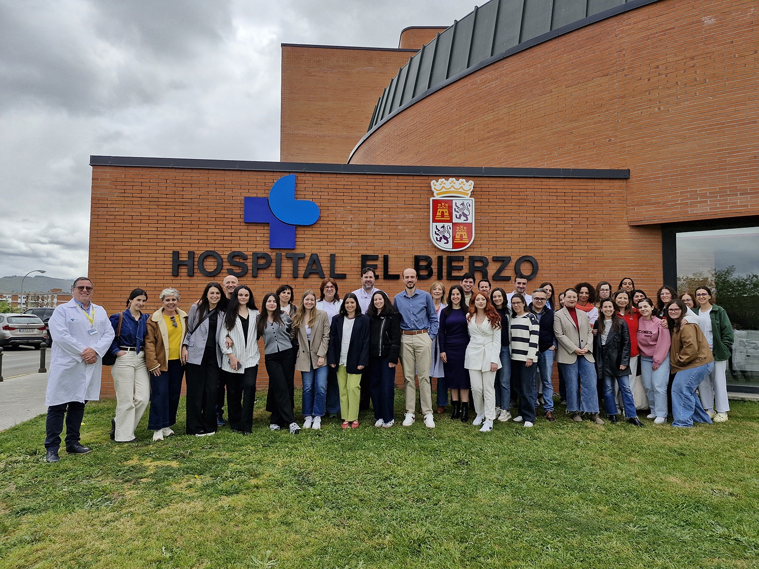 Foto de familia del homenaje a la promoción EIR 2024 2026 de la Gasbi