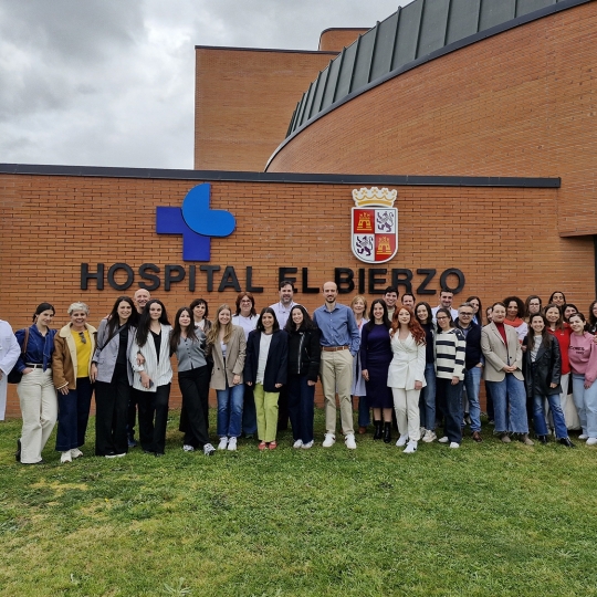 Foto de familia del homenaje a la promoción EIR 2024 2026 de la Gasbi