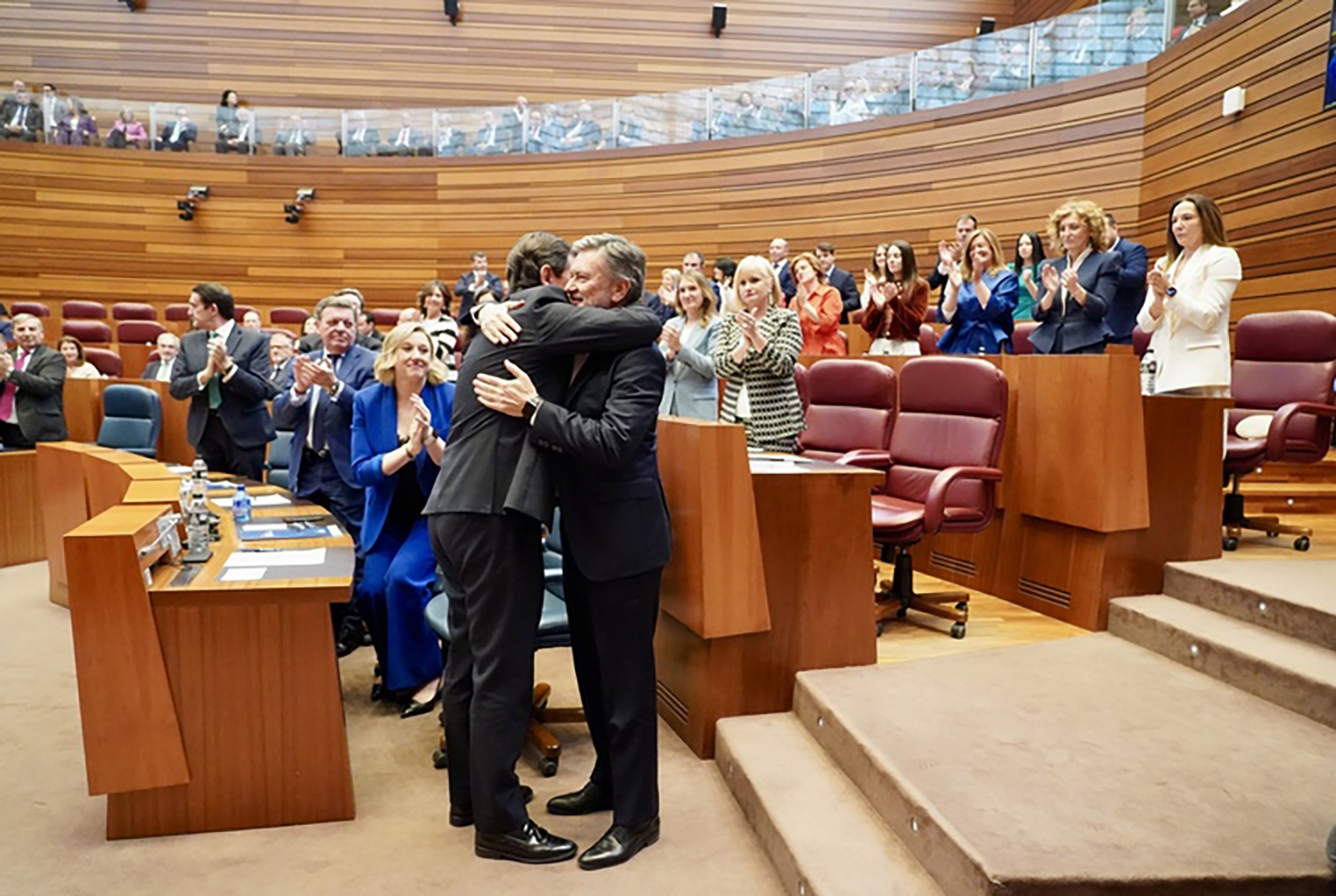 El presidente de la Junta de Castilla y León, Alfonso Fernández Mañueco (I), felicita al nuevo presidente de las Cortes, el segoviano Francisco Vázquez (D)