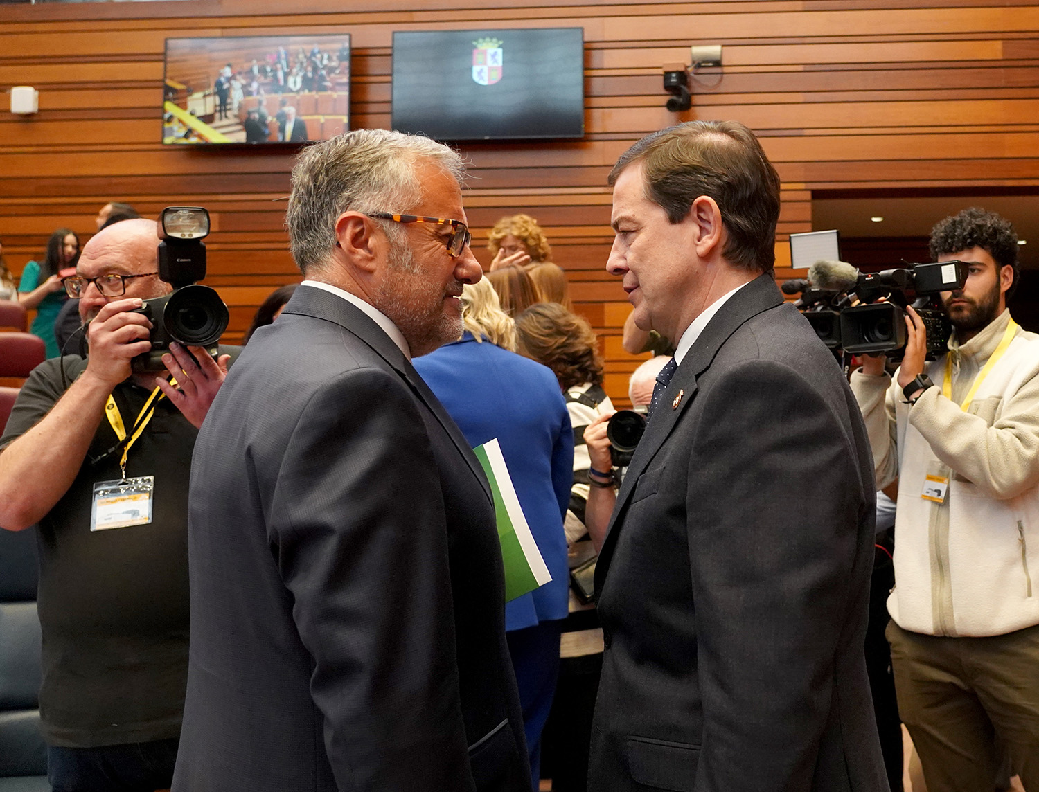 El presidente de la junta en funciones, Alfonso Fernández Mañueco junto al portavoz de VOX, Carlos Pollán