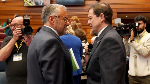 El presidente de la junta en funciones, Alfonso Fernández Mañueco junto al portavoz de VOX, Carlos Pollán