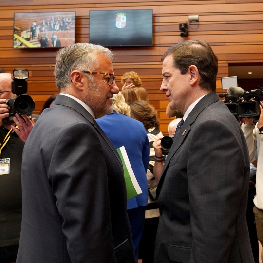 El presidente de la junta en funciones, Alfonso Fernández Mañueco junto al portavoz de VOX, Carlos Pollán