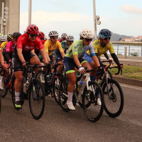 Paula Rincón rueda en el pelotón principal