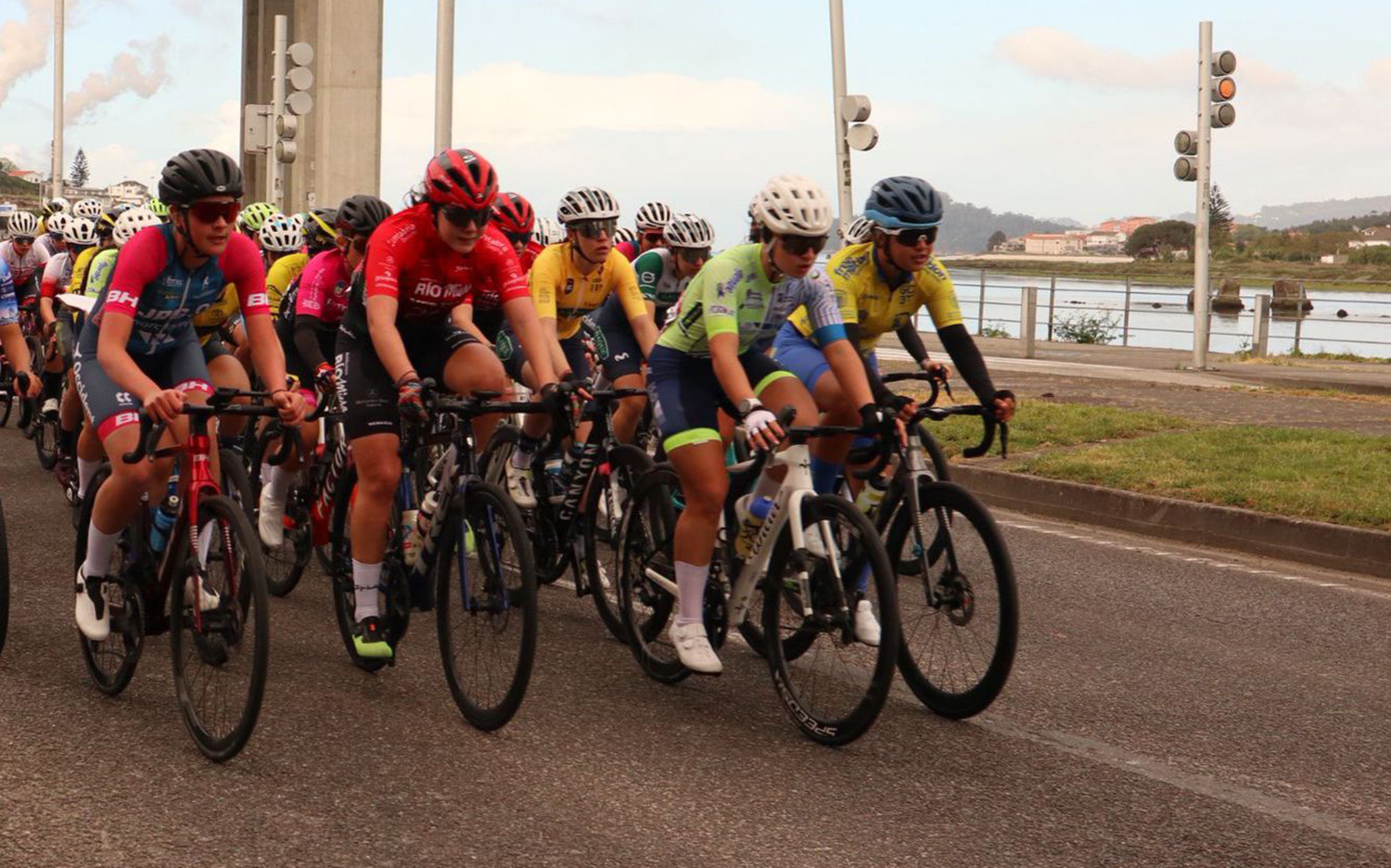 Paula Rincón rueda en el pelotón principal