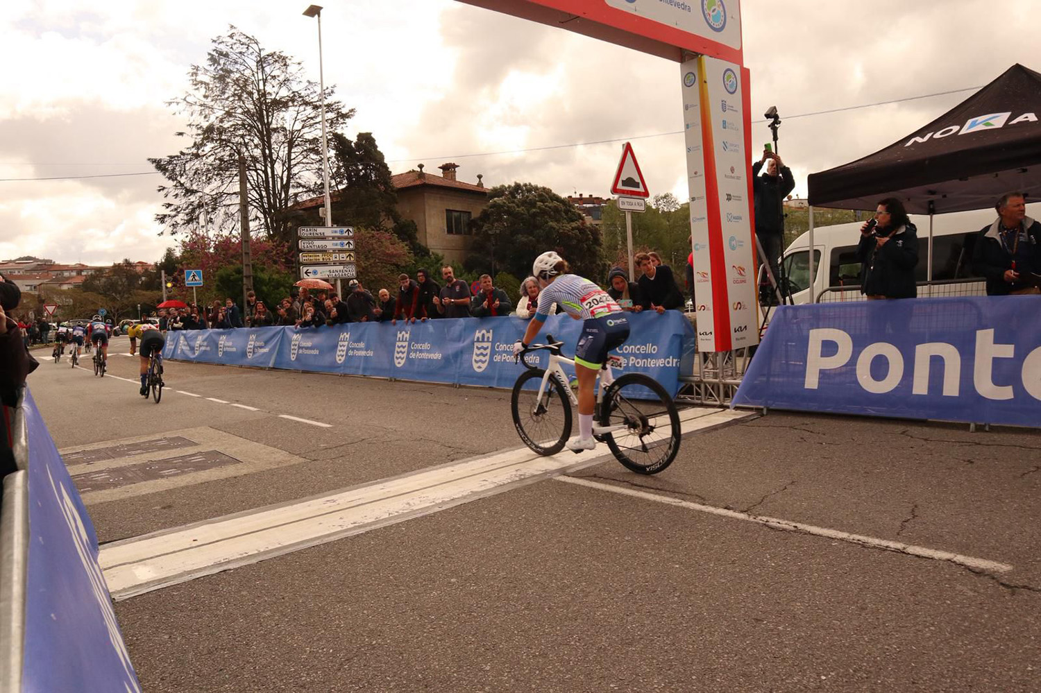Paula Rincón cruzando la línea de meta
