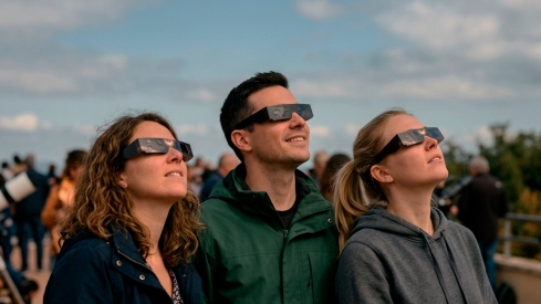 Un grupo de personas mirando el eclipse con gafas especiales para ello Un grupo de personas mirando el eclipse con gafas especiales para ello