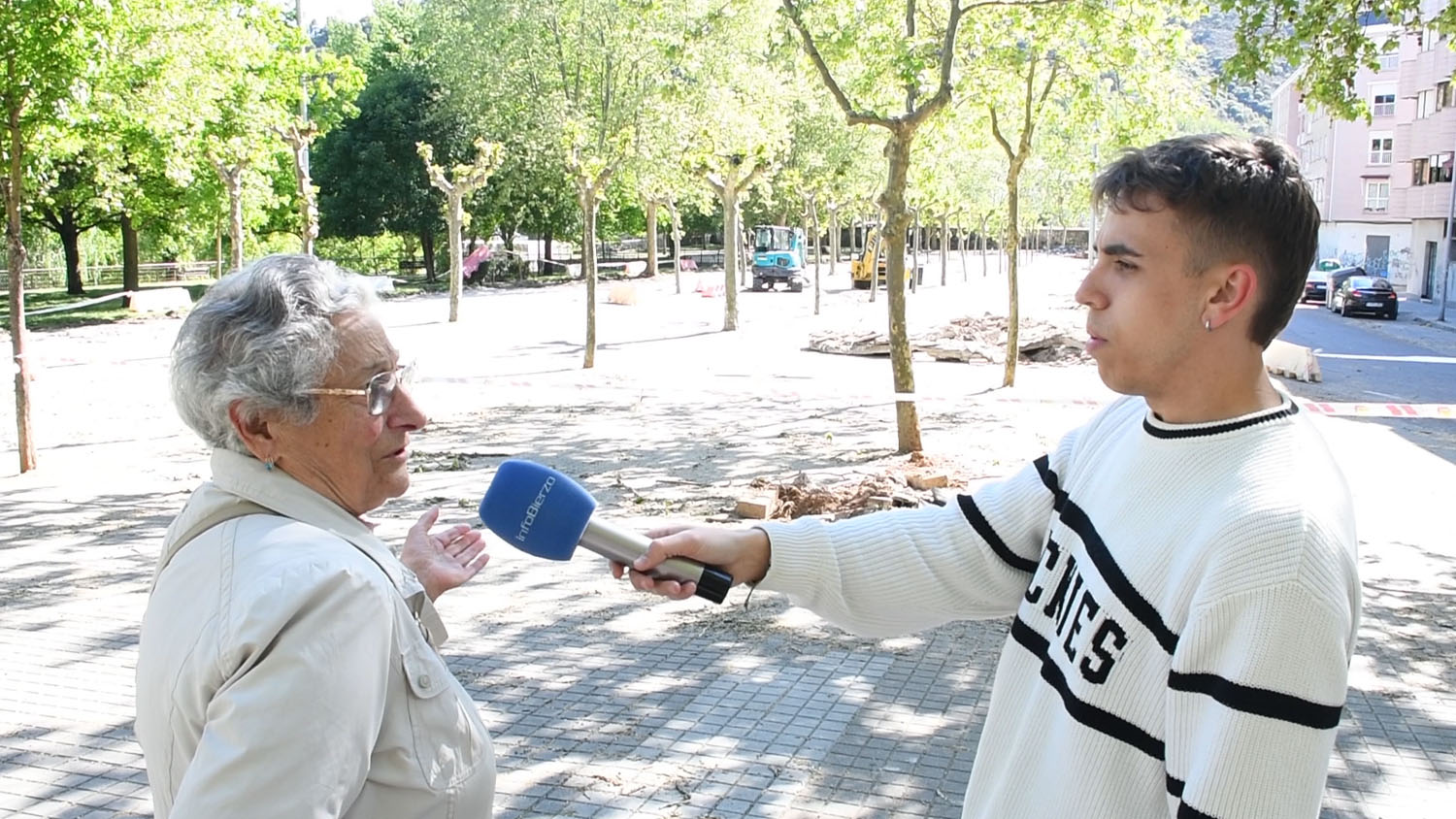 Ciudadanos opinando sobre la sustitución de plataneros en Jardines del Sil (1)