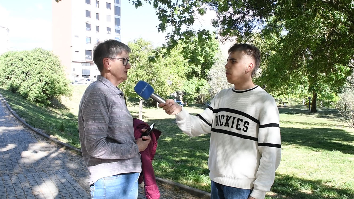 Ciudadanos opinando sobre la sustitución de plataneros en Jardines del Sil (5)