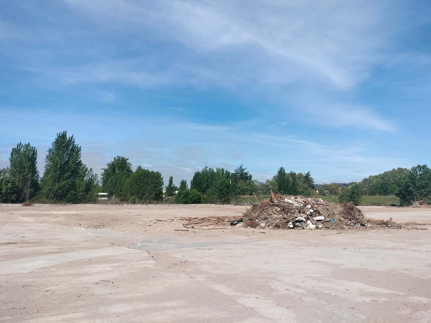 Limpieza de 10 toneladas en la finca de Flores del Sil