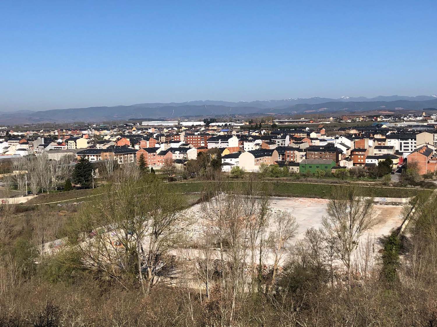 Antigua parcela de Martínez Nuñez que ha sido limpiada en Flores del Sil