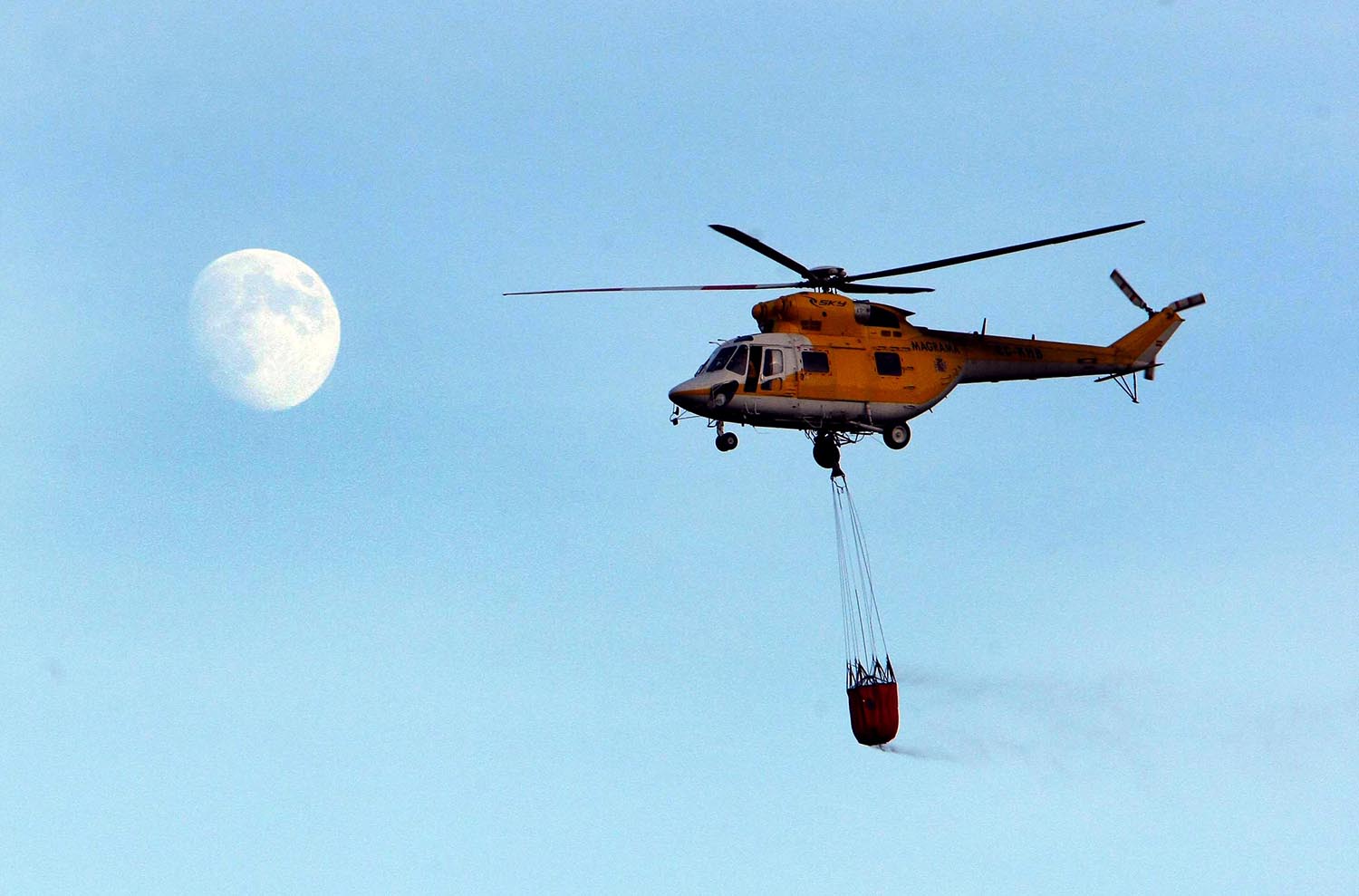 César Sánchez / ICAL . Un helicóptero participa en las labores de extinción de un incendio de nivel 2 en Sigüeya (León)