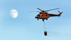 César Sánchez / ICAL . Un helicóptero participa en las labores de extinción de un incendio de nivel 2 en Sigüeya (León)