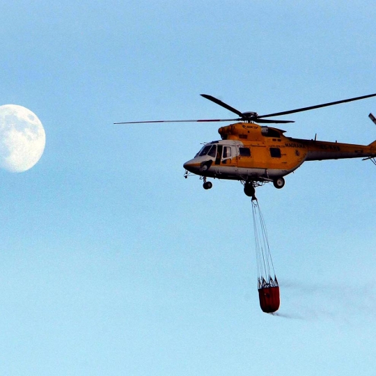 César Sánchez / ICAL . Un helicóptero participa en las labores de extinción de un incendio de nivel 2 en Sigüeya (León) César Sánchez / ICAL . Un helicóptero participa en las labores de extinción de un incendio de nivel 2 en Sigüeya (León)