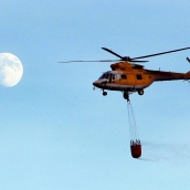 César Sánchez / ICAL . Un helicóptero participa en las labores de extinción de un incendio de nivel 2 en Sigüeya (León)