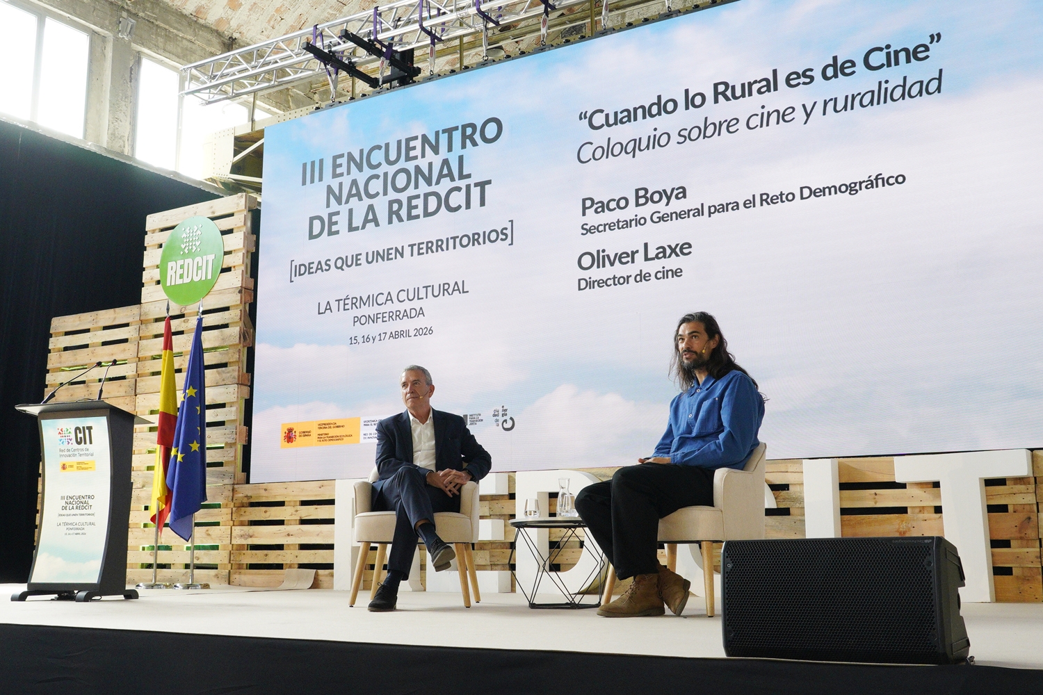 César Sánchez / ICAL. El director de cine Oliver Laxe (D), junto al secretario general para el Reto Demográfico, Paco Boya (I), durante el IIl Encuentro Nacional de la Red de Centros de Innovación Territorial que se celebra en Ponferrada (6)