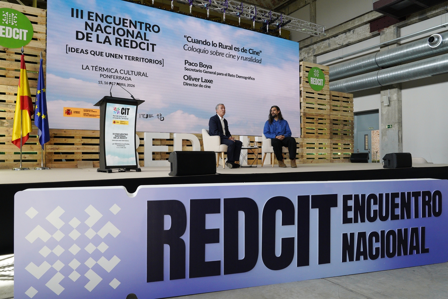 César Sánchez / ICAL. El director de cine Oliver Laxe (D), junto al secretario general para el Reto Demográfico, Paco Boya (I), durante el IIl Encuentro Nacional de la Red de Centros de Innovación Territorial que se celebra en Ponferrada (7)