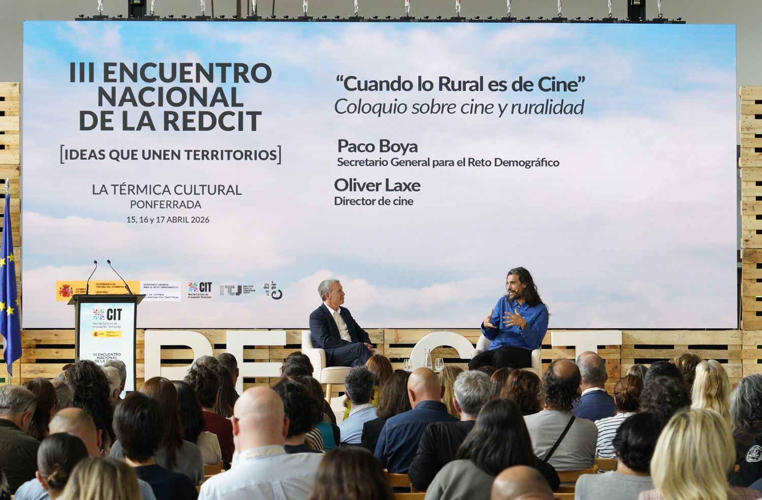 César Sánchez / ICAL. El director de cine Oliver Laxe (D), junto al secretario general para el Reto Demográfico, Paco Boya (I), durante el IIl Encuentro Nacional de la Red de Centros de Innovación Territorial que se celebra en Ponferrada (8)