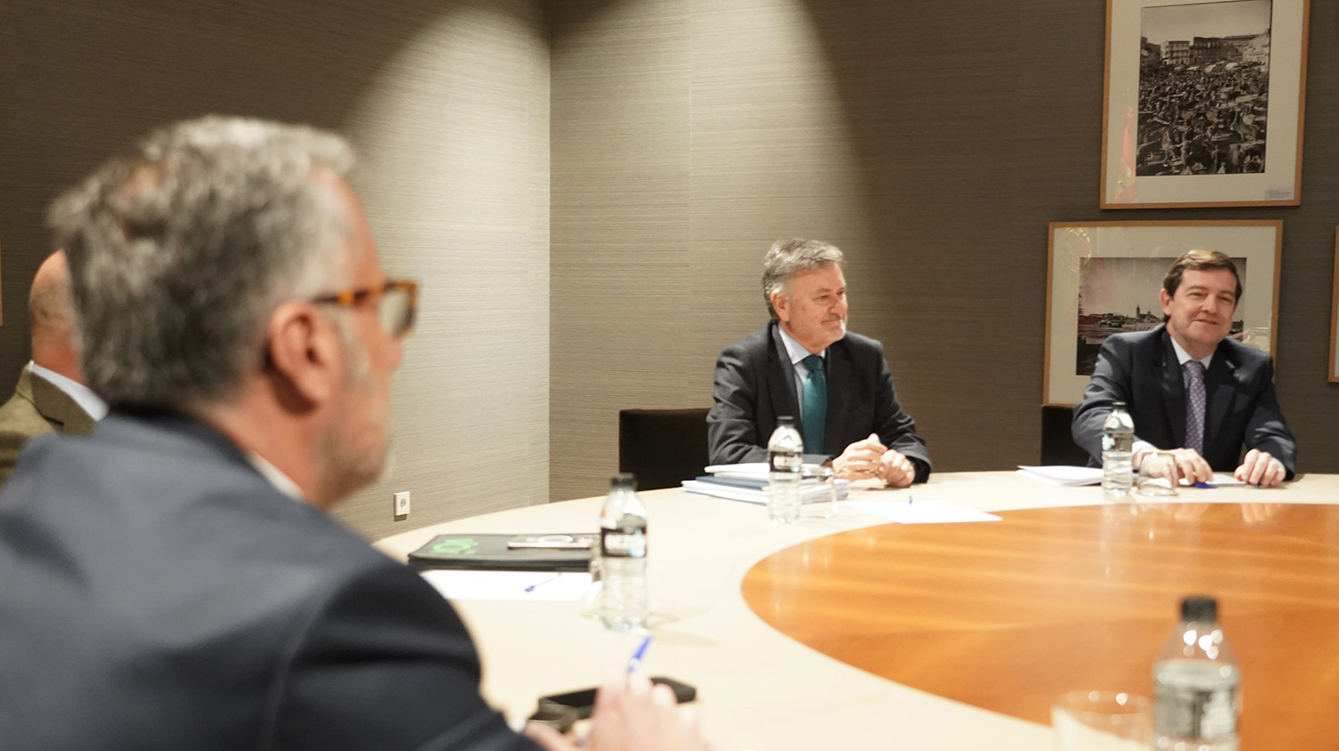 Reunión entre representantes de PP y VOX en una imagen reciente ICAL