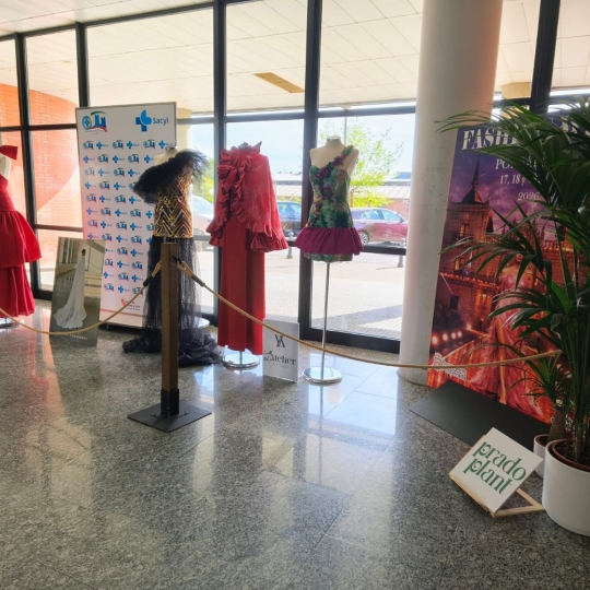 Exposición en el hall del Hospital El Bierzo de la Ponferrada Fashion Week