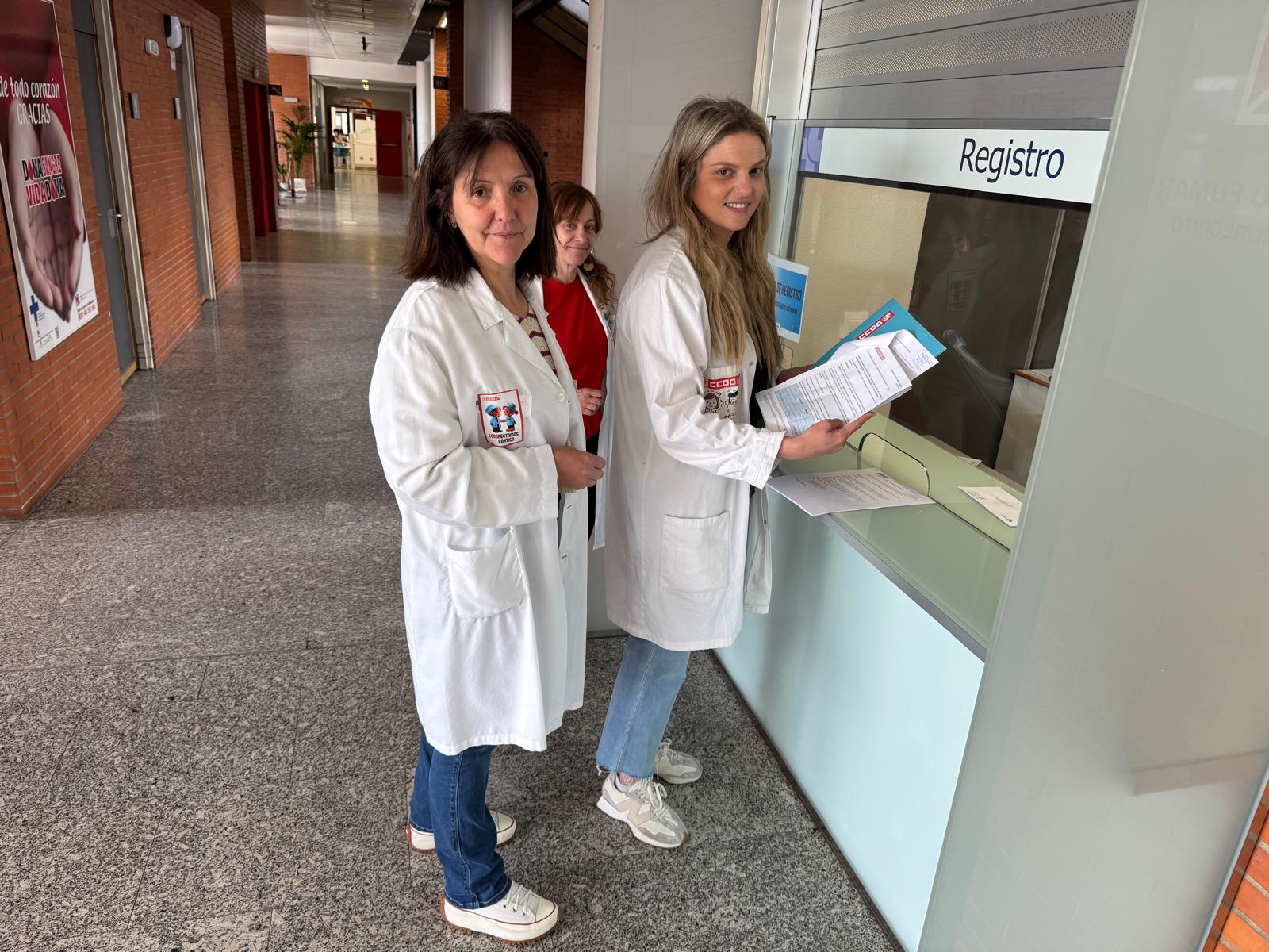 CCOO presiona a Sacyl con la entrega de 300 firmas para desbloquear el decreto de sábados