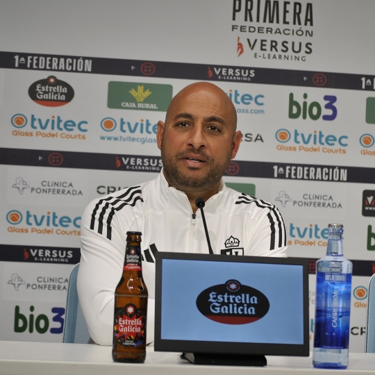 El entrenador de la Ponferradina, Mehdi Nafti