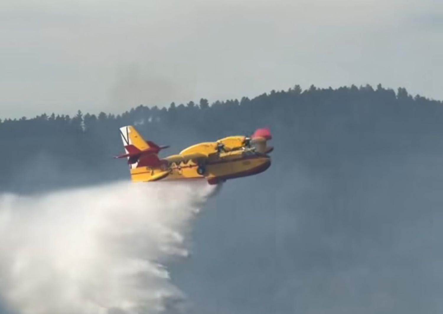 Miembros del ejército del aire participan en el incendio de Vega de Espinareda